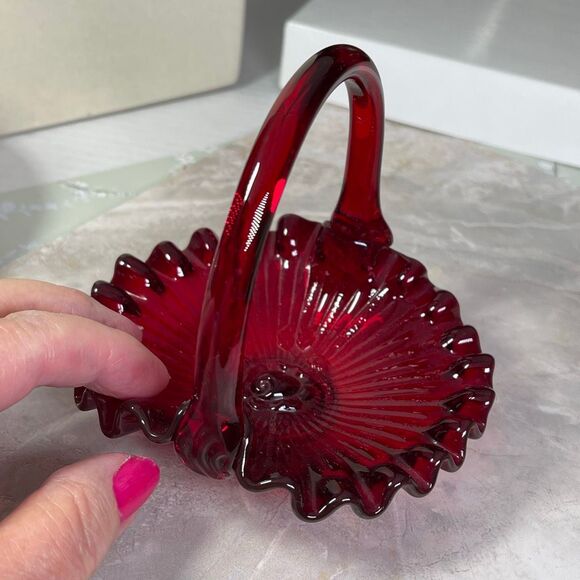 Vintage Fenton Ruby Red thumbprint basket with rose bottom signed - Picture 4 of 7